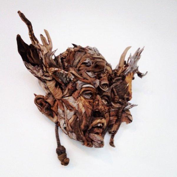 Buluntu ağaç parçalarıyla yapan heykeller