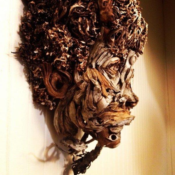 Buluntu ağaç parçalarıyla yapan heykeller