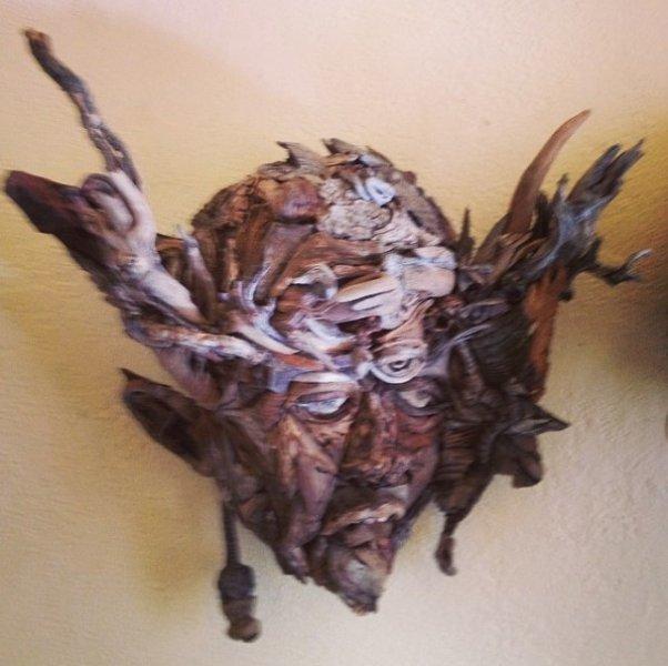 Buluntu ağaç parçalarıyla yapan heykeller