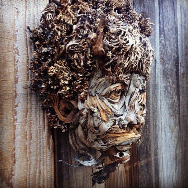 Buluntu ağaç parçalarıyla yapan heykeller