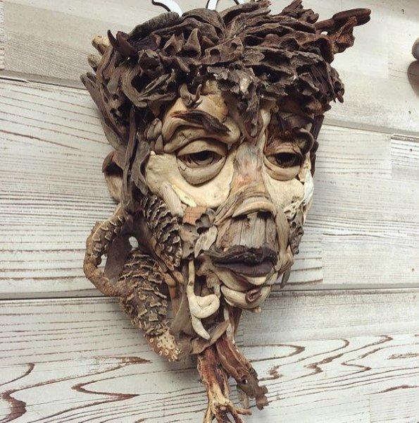 Buluntu ağaç parçalarıyla yapan heykeller