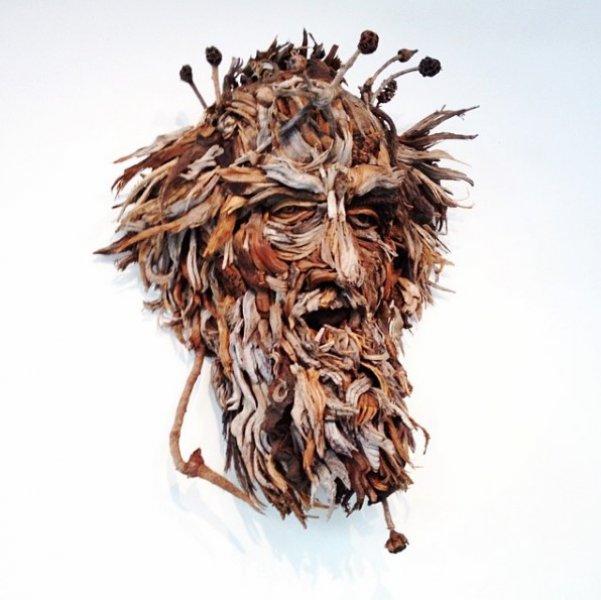 Buluntu ağaç parçalarıyla yapan heykeller