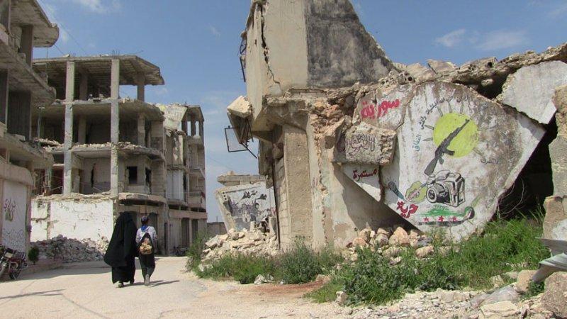 Grafiti sanatçısı savaşın izlerini fırçasıyla siliyor