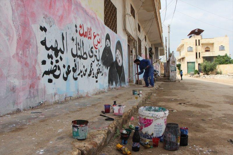 Grafiti sanatçısı savaşın izlerini fırçasıyla siliyor