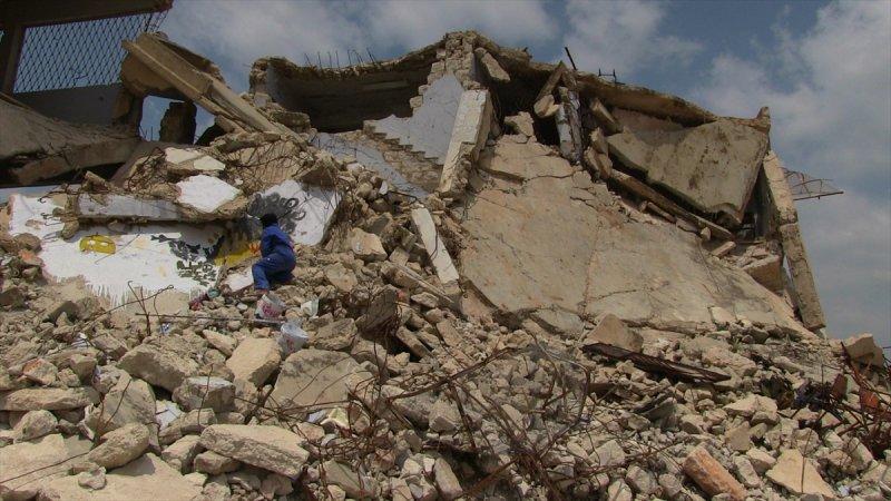 Grafiti sanatçısı savaşın izlerini fırçasıyla siliyor