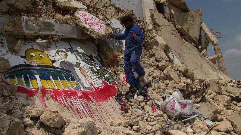 Grafiti sanatçısı savaşın izlerini fırçasıyla siliyor