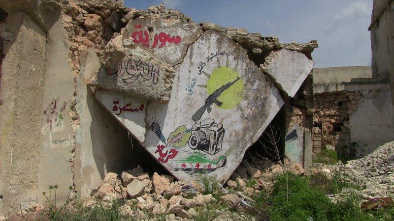 Grafiti sanatçısı savaşın izlerini fırçasıyla siliyor