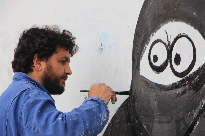 Grafiti sanatçısı savaşın izlerini fırçasıyla siliyor