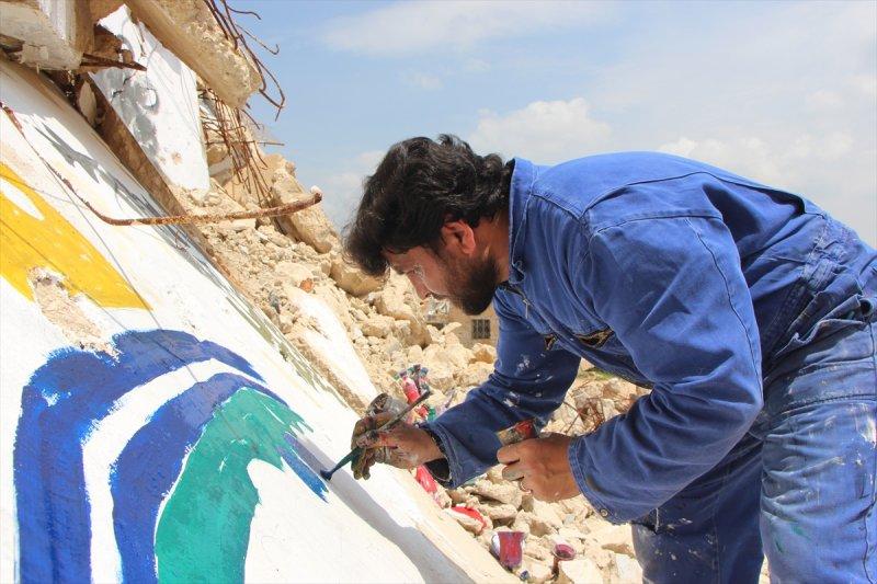 Grafiti sanatçısı savaşın izlerini fırçasıyla siliyor