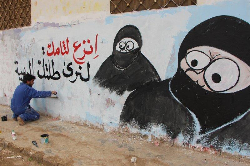 Grafiti sanatçısı savaşın izlerini fırçasıyla siliyor