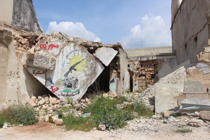 Grafiti sanatçısı savaşın izlerini fırçasıyla siliyor