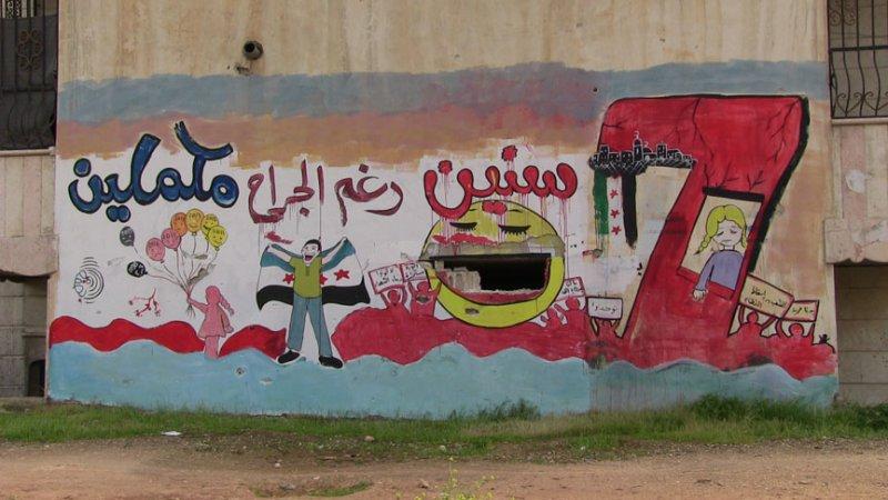 Grafiti sanatçısı savaşın izlerini fırçasıyla siliyor