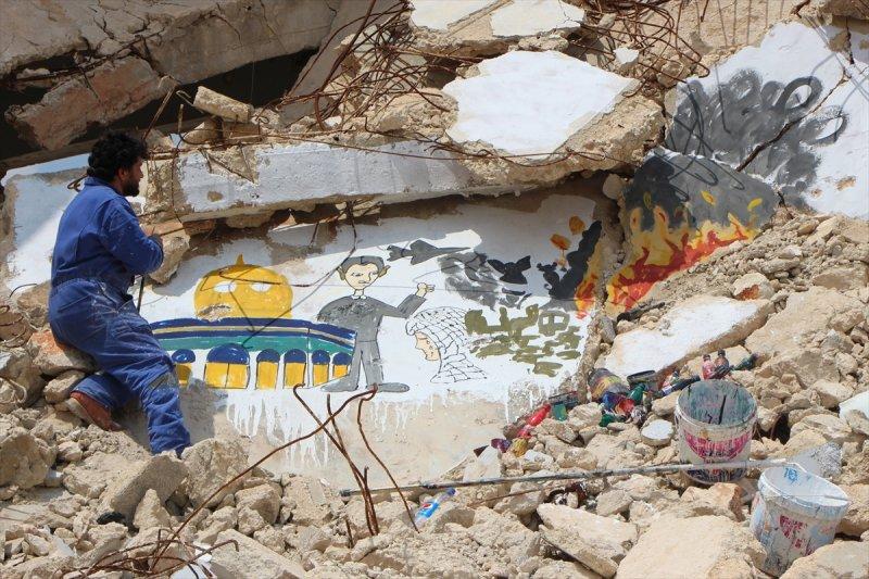 Grafiti sanatçısı savaşın izlerini fırçasıyla siliyor