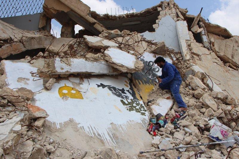 Grafiti sanatçısı savaşın izlerini fırçasıyla siliyor
