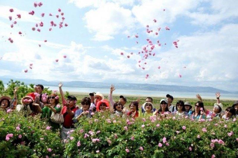Turistlerin yeni gözdesi: Isparta gül bahçeleri