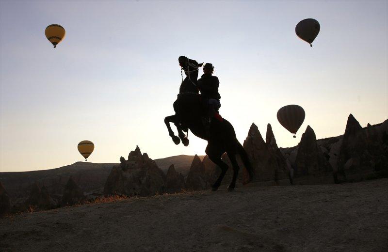 Kapadokya'da atlı safari