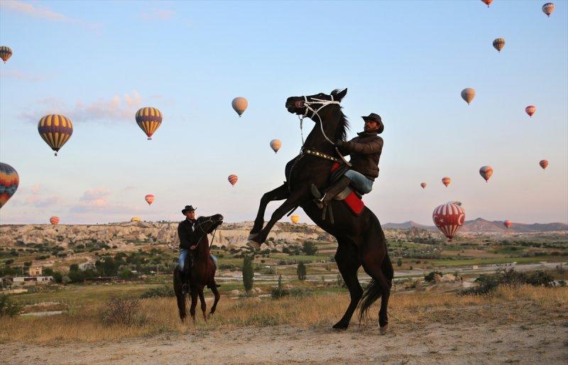 Kapadokya'da atlı safari
