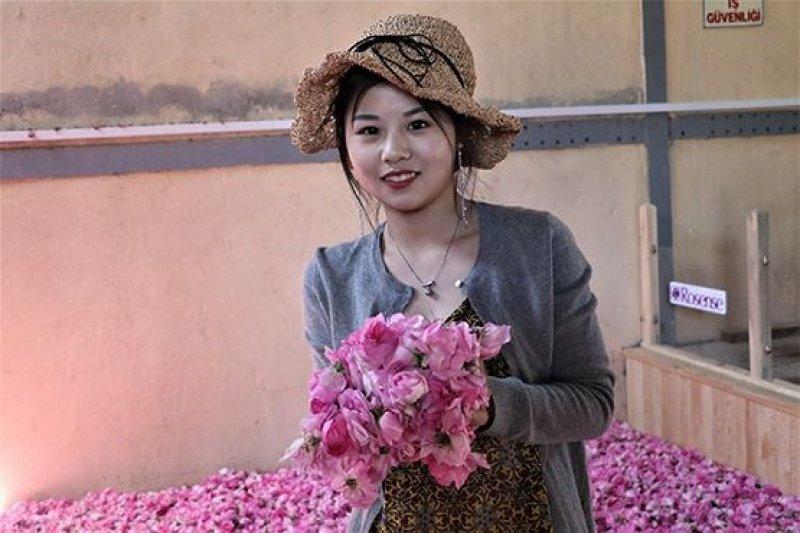 Turistlerin yeni gözdesi: Isparta gül bahçeleri