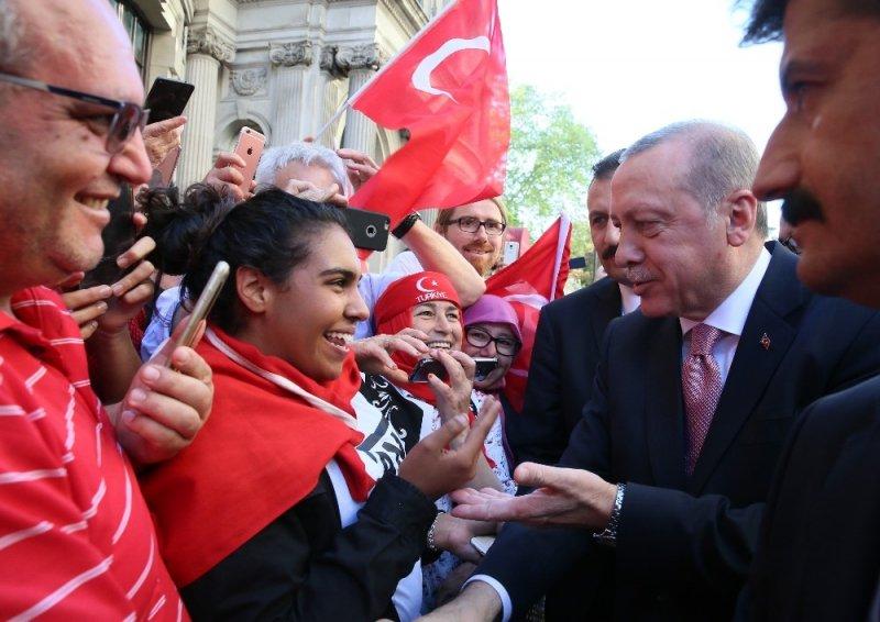 Cumhurbaşkanı Erdoğan’a Londra’da sevgi seli 