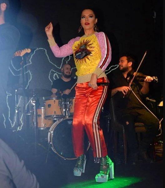 Demet Akalın'dan rüküş kombinler 