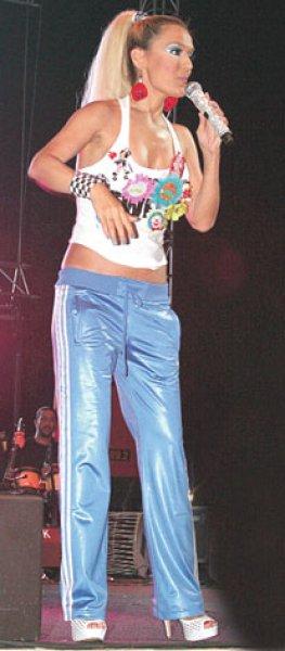 Demet Akalın'dan rüküş kombinler 