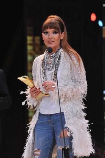 Demet Akalın'dan rüküş kombinler 