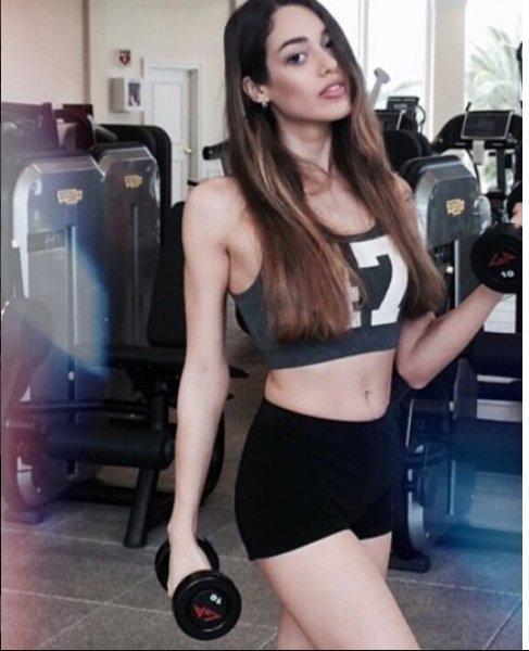 Dilan Çiçek Deniz yeşil tulumu ile dikkat çekti 