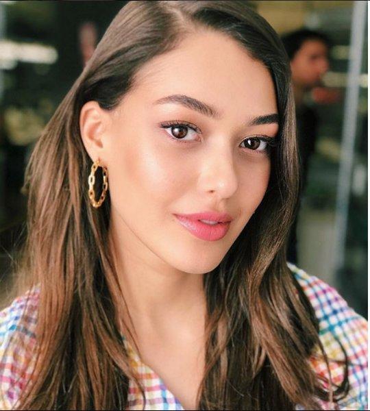 Dilan Çiçek Deniz yeşil tulumu ile dikkat çekti 