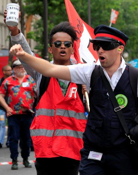 Fransa'da 250 bin Macron karşıtı ayaklandı