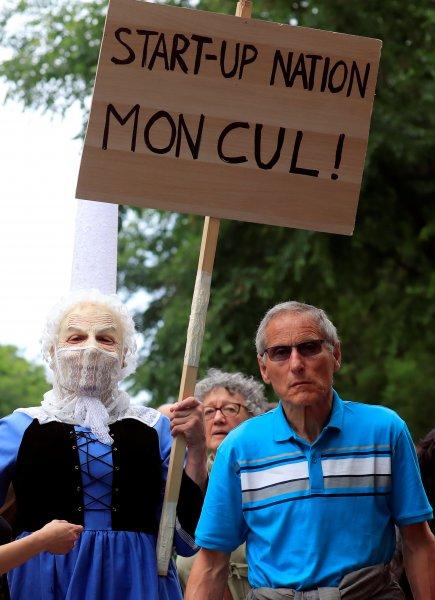 Fransa'da 250 bin Macron karşıtı ayaklandı