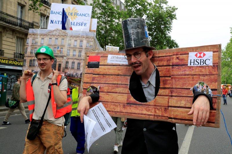 Fransa'da 250 bin Macron karşıtı ayaklandı