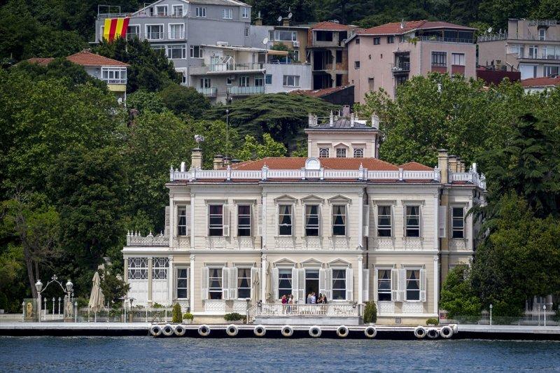 Boğaz'ın incisi yalılar zamana direniyor