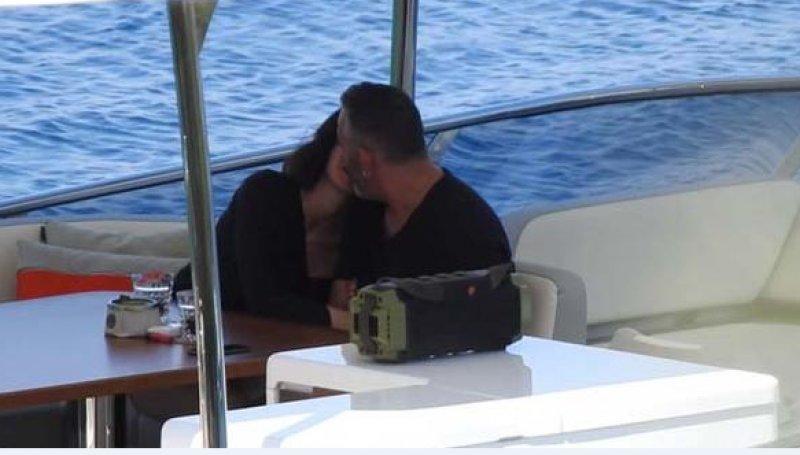 Cem Yılmaz ve Defne Samyeli tatile çıktı