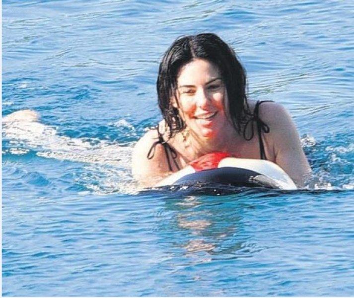 Cem Yılmaz ve Defne Samyeli tatile çıktı