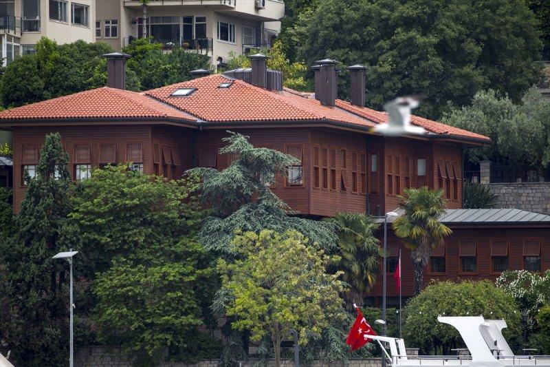 Boğaz'ın incisi yalılar zamana direniyor