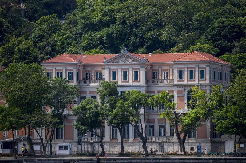 Boğaz'ın incisi yalılar zamana direniyor