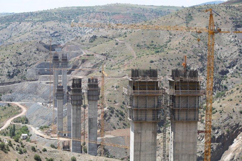 Türkiye’nin en yüksek ayaklı 'Eyiste Viyadüğü' yükseliyor