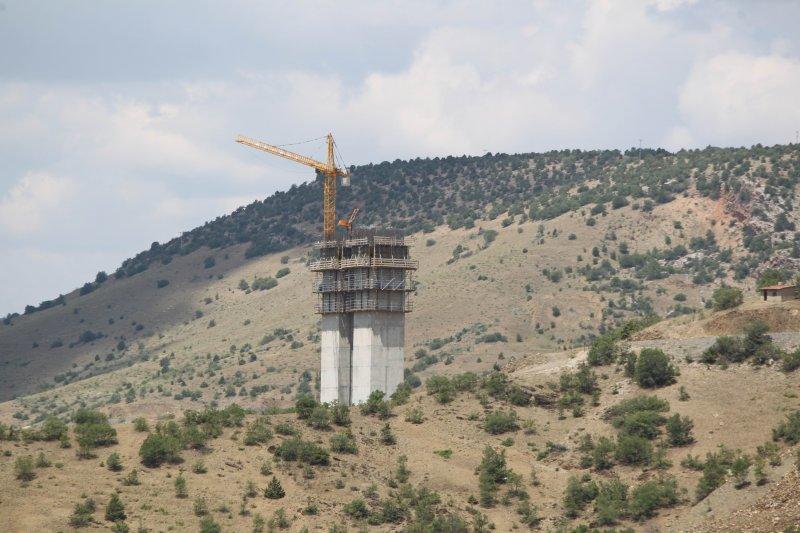 Türkiye’nin en yüksek ayaklı 'Eyiste Viyadüğü' yükseliyor