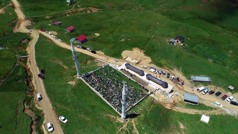 Üstü açık tarihi camide cuma namazı