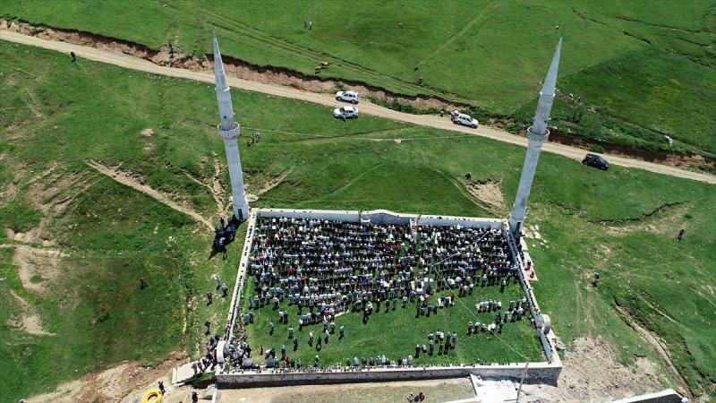 Üstü açık tarihi camide cuma namazı