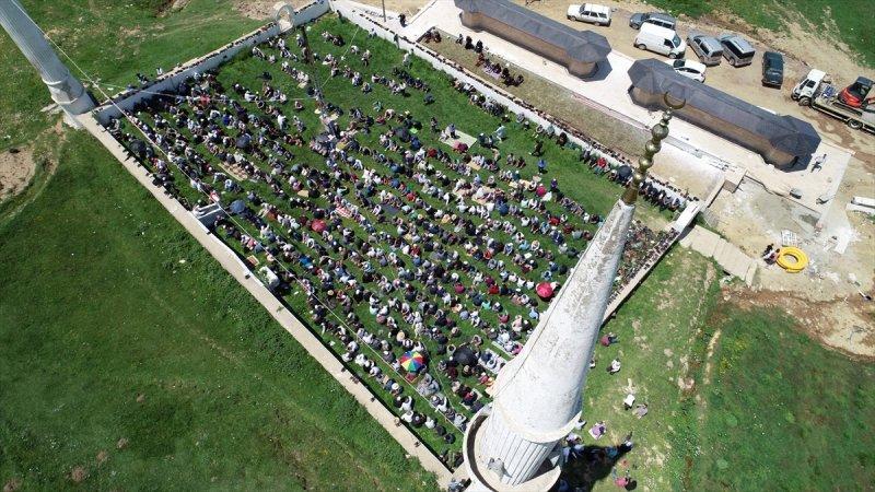 Üstü açık tarihi camide cuma namazı