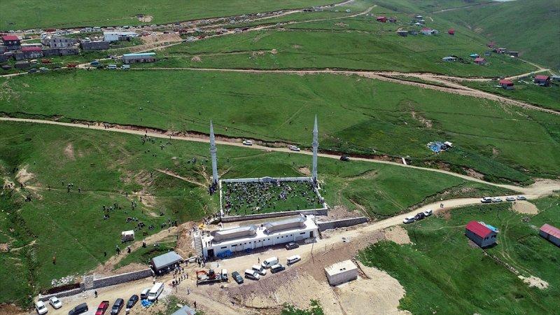 Üstü açık tarihi camide cuma namazı