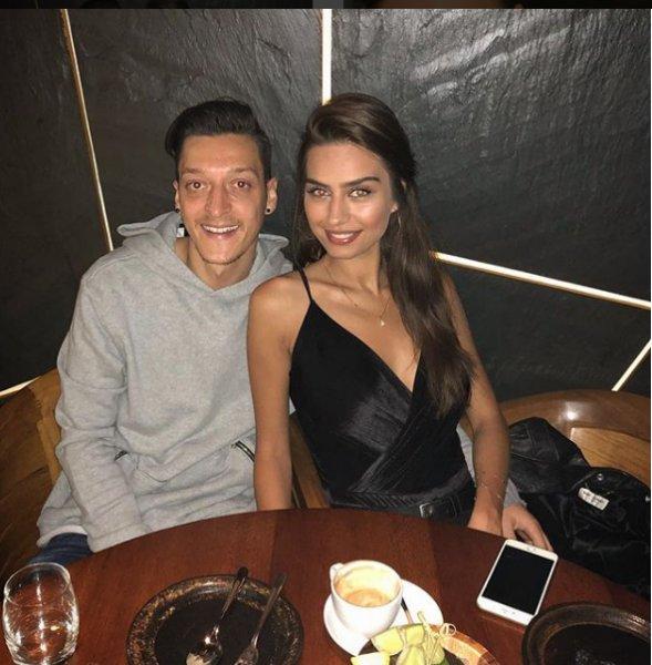Amine Gülşe'den Mesut Özil'e destek