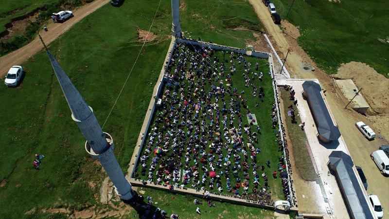 Üstü açık tarihi camide cuma namazı