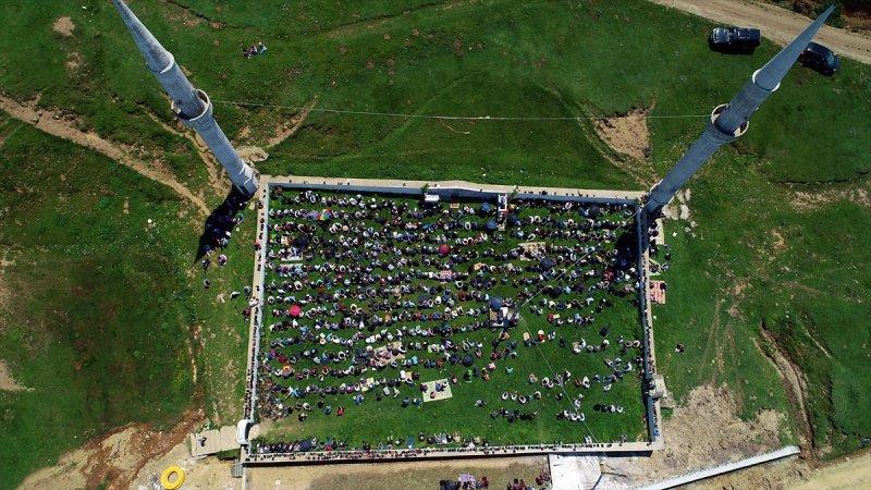 Üstü açık tarihi camide cuma namazı