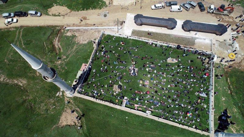 Üstü açık tarihi camide cuma namazı