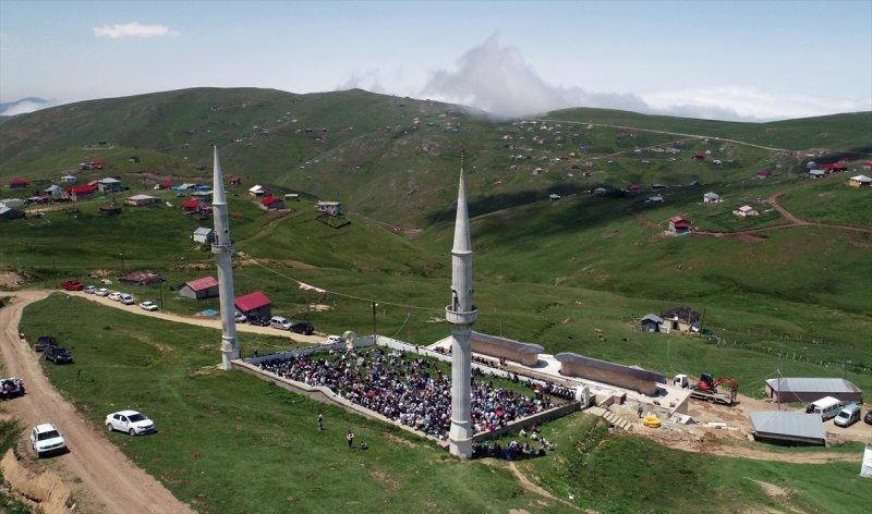 Üstü açık tarihi camide cuma namazı