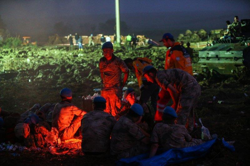 Çorlu'daki tren kazası sonrası çalışmalar sabaha kadar sürdü