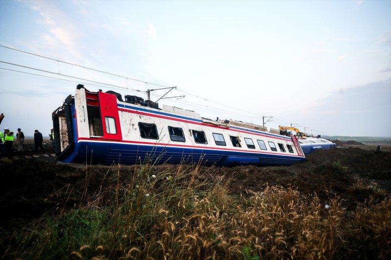 Çorlu'daki tren kazası sonrası çalışmalar sabaha kadar sürdü