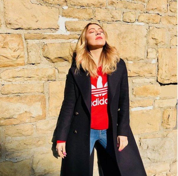 Almanya'da konser veren Hadise tek çizmeyle sahneye çıktı 